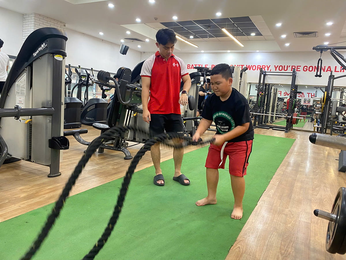 cho trẻ tập gym bài tập battle rope tại ht private fitness