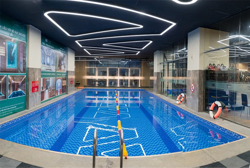 phòng gym có bể bơi