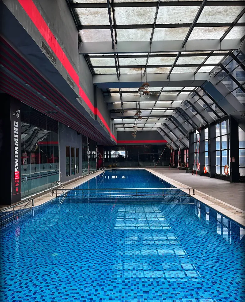 Phòng gym có bể bơi