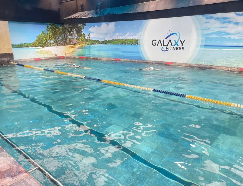 Phòng gym có bể bơi