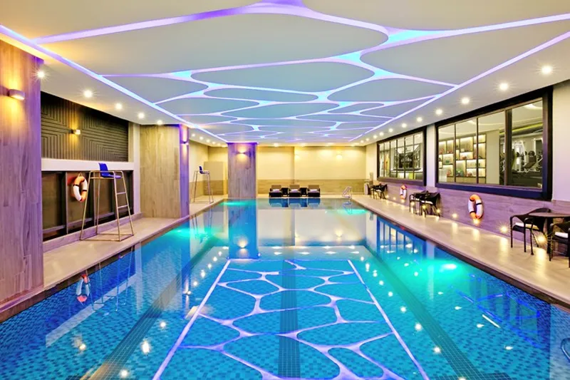 Phòng gym có bể bơi