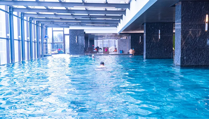 Phòng gym có bể bơi