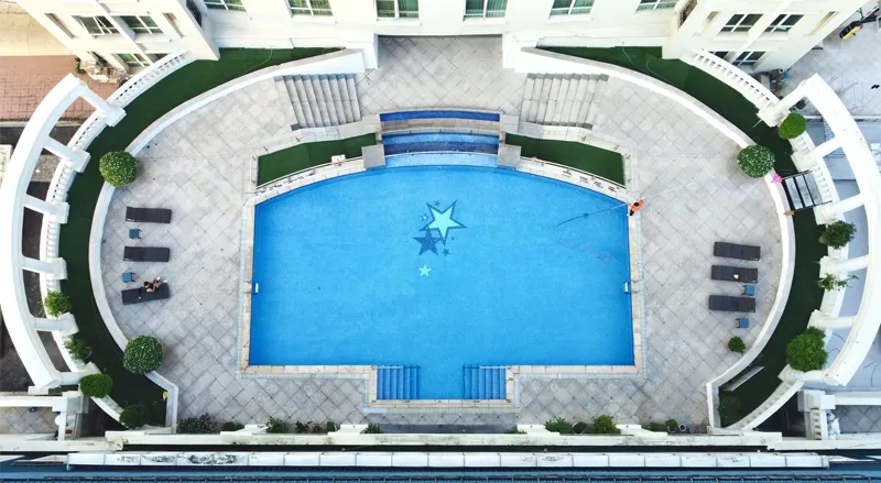 phòng tập gym có bể bơi