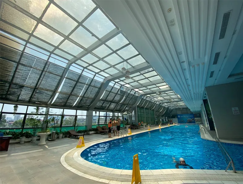 Phòng gym có bể bơi