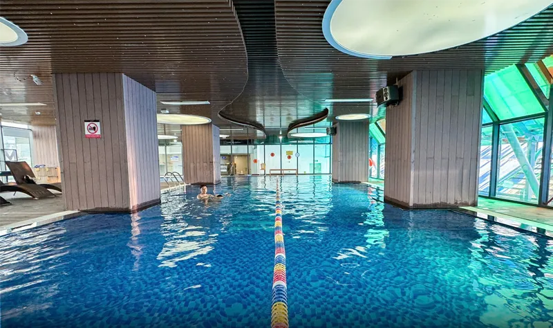 Phòng gym có bể bơi