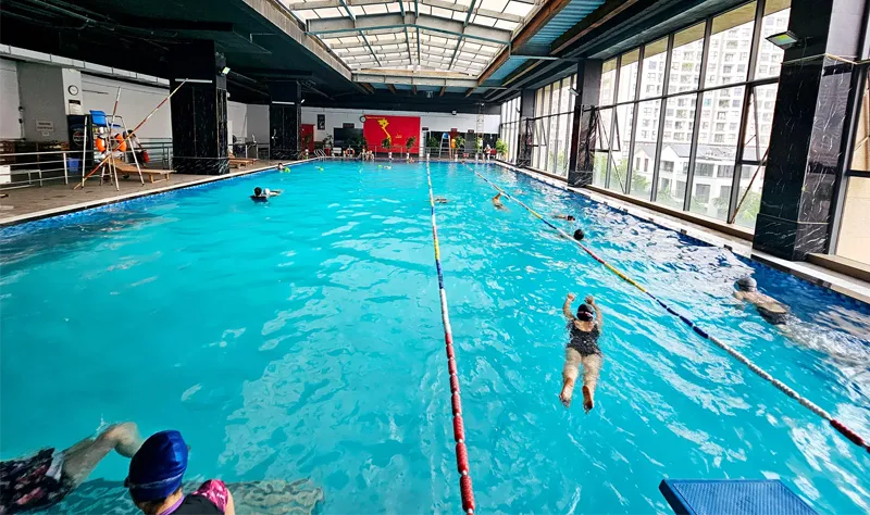 Phòng gym có bể bơi