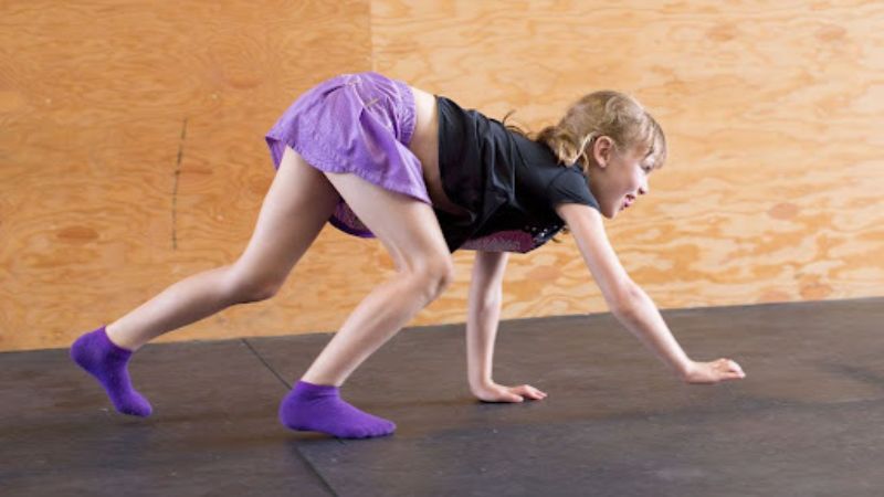 Bear Crawl các bài tập gym cho trẻ em