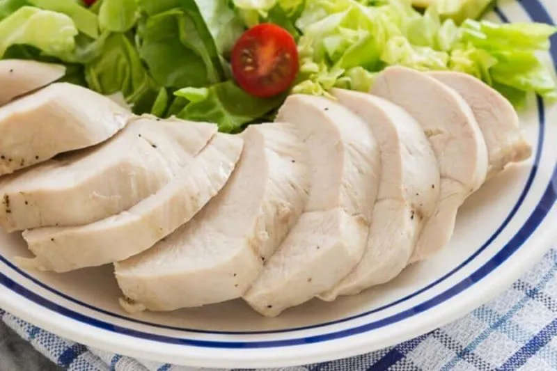 100g ức gà luộc bao nhiêu calo