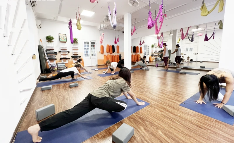 Phòng tập yoga bay Hà Nội OM Factory Hanoi - School of Yoga