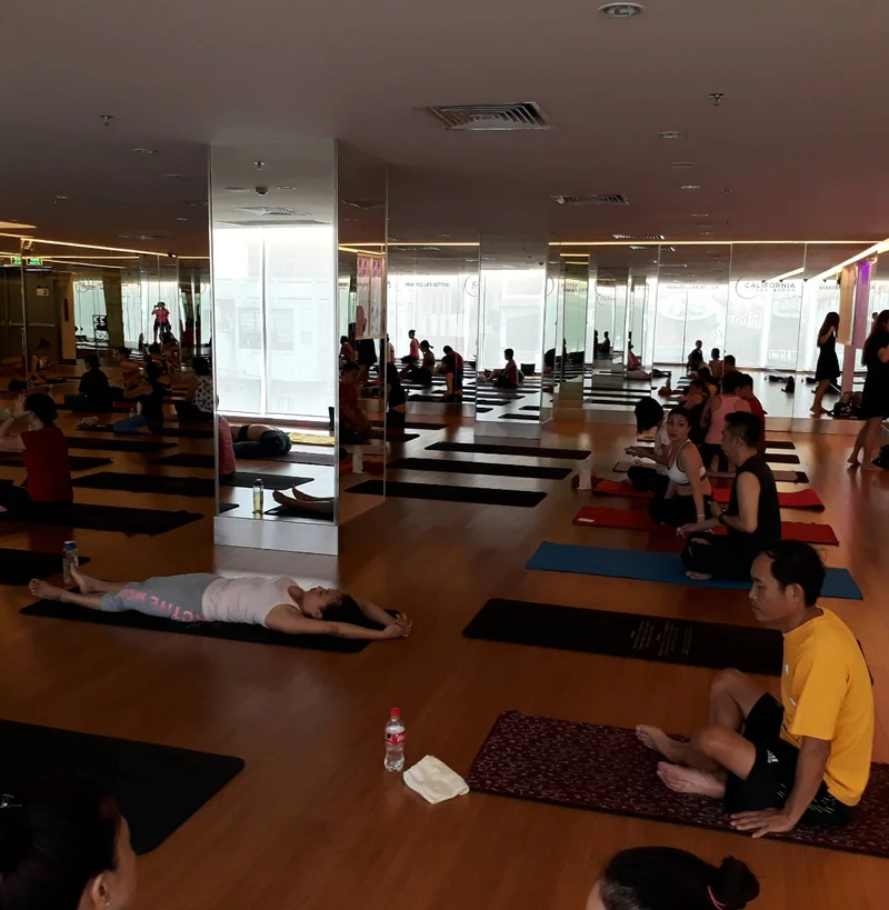 lớp học yoga phú nhuận California Fitness