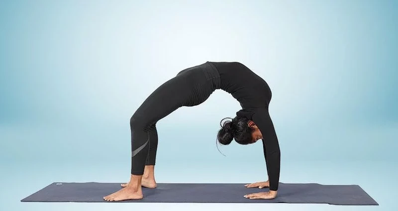 Động tác Yoga nâng cao Bánh xe