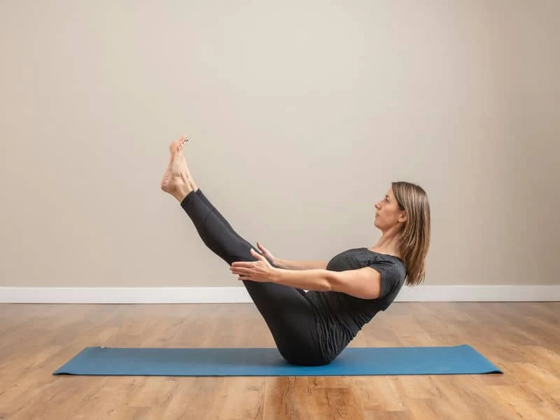 Tư thế chiếc thuyền trong yoga phát triển chiều cao