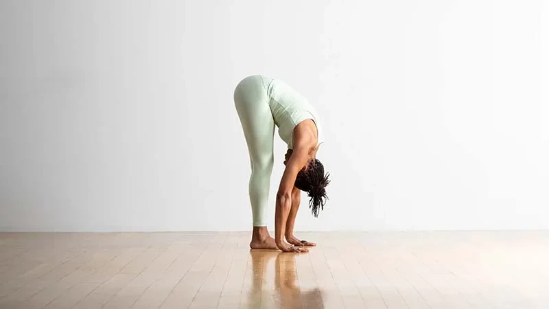 tập yoga chữa mất ngủ với tư thế Đứng cúi gập người