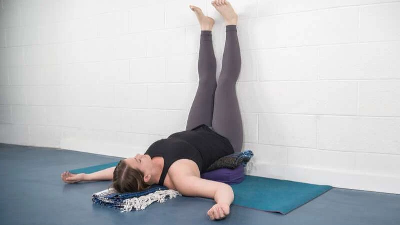 tập yoga trước khi ngủ với tư thế Gác chân lên tường 