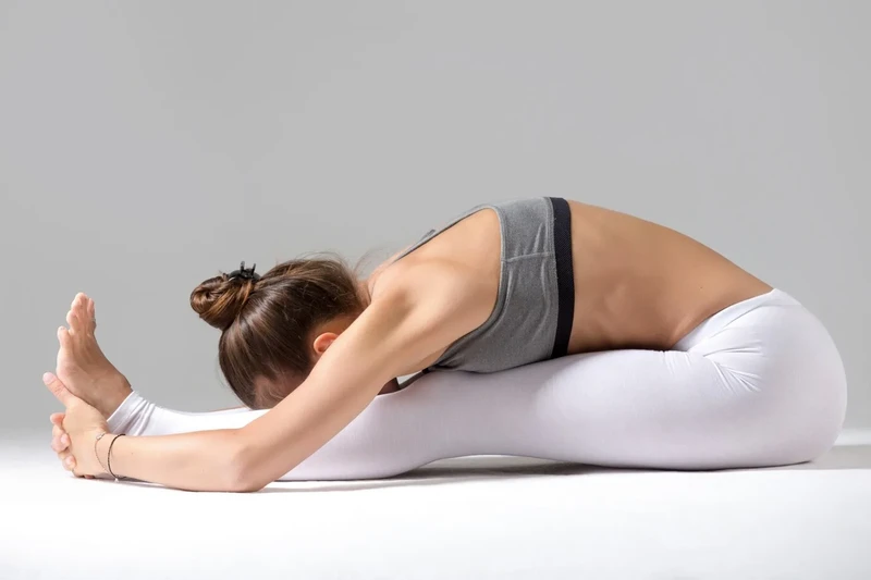 Tư thế Ngồi gập người về phía trước trong yoga chữa mất ngủ